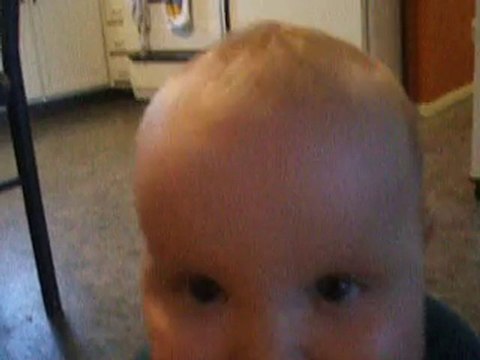 Nathan qui marche a 4 pattes