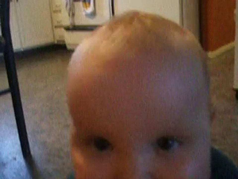 Nathan qui marche a 4 pattes