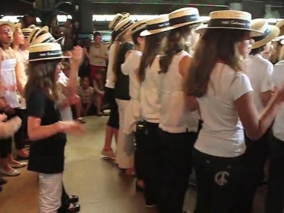 Les écoliers chantent "La Garenne"