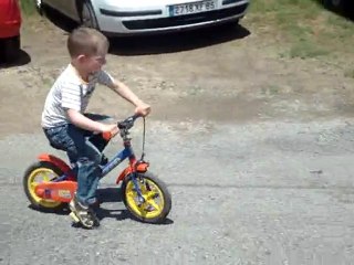 Ethan fait du vélo sans roulettes