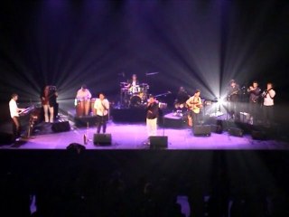 Mas Bajo ré-interprète "Emmenez-moi" de Aznavour en salsa