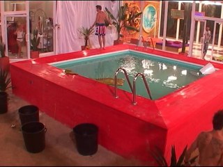 La porte grince. Marie aussi ...