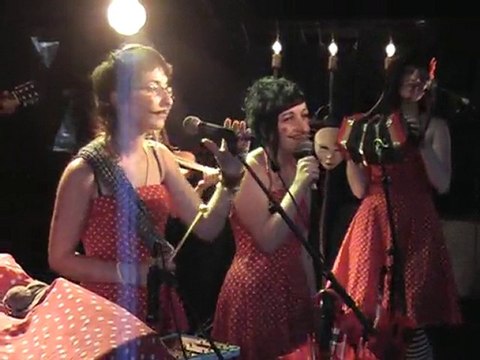 LES SOEURS MOUSTACHE : J'en ai gros sur la patate