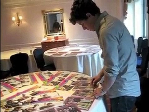 Kevin & Nick firmando autografos para PopStar