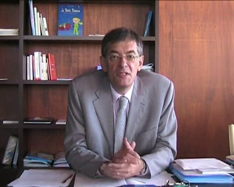 Rémi PAUVROS explique  le Compte Administratif 2009.