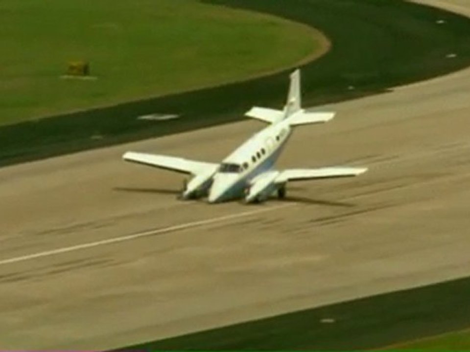 Atterraggio d'emergenza e l'aereo impenna di coda