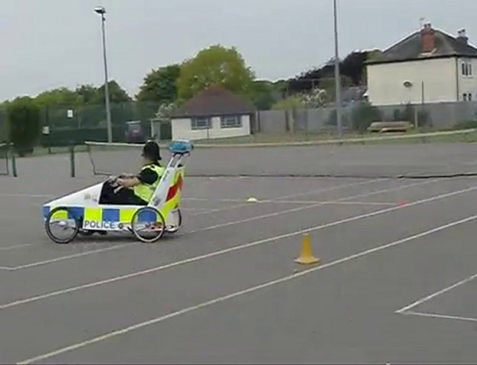 voiture de police à pédales