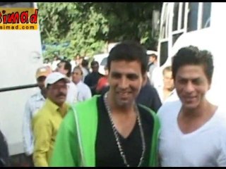SRK & Akshay's Friendship: Gift Exchange 🤝