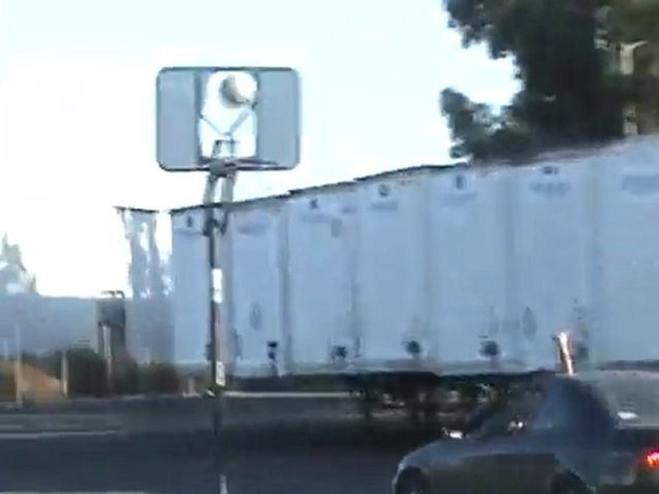 Il marque un panier en voiture (toit ouvrant)