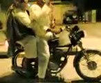Mohamed fait de la moto