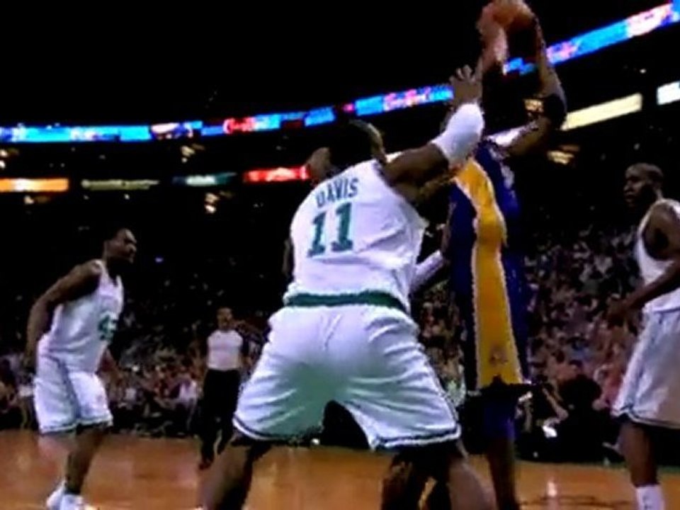 Pau Gasol and Kobe Bryant use their chemistry to get the hoo