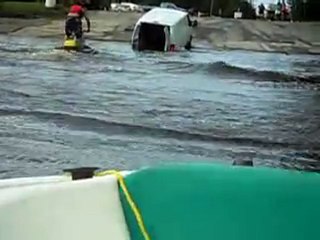 Il modo peggiore per parcheggiare una moto d'acqua