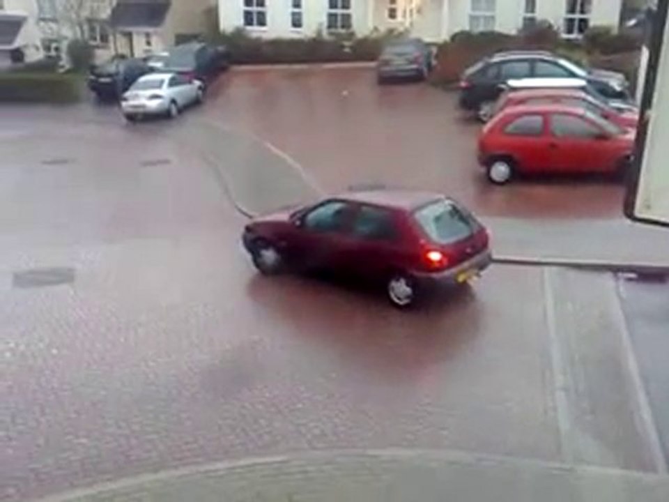 Glissade de voiture sur sol gelé