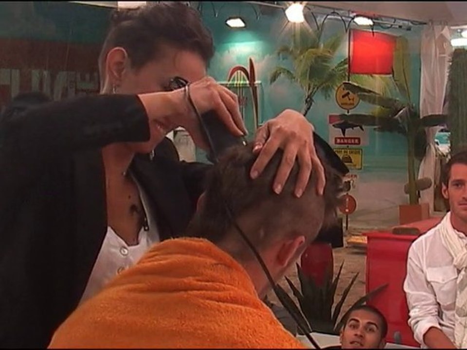 Anaïs tond son Jéremy !