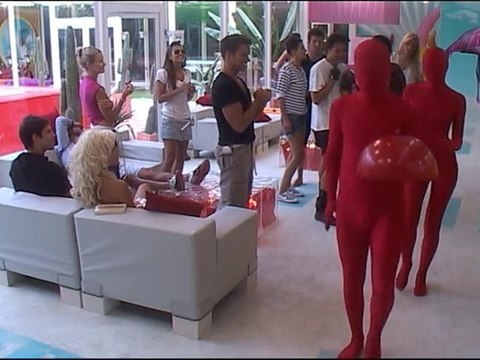 Ciel ! Une femme en rouge !