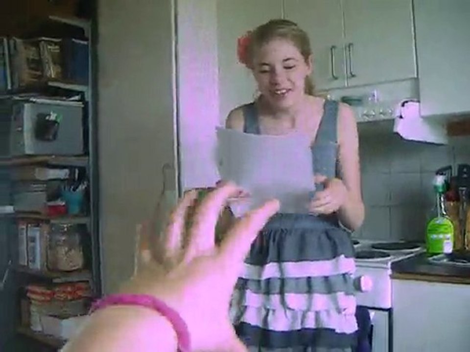 Öppnar slutbetygs kuvertet