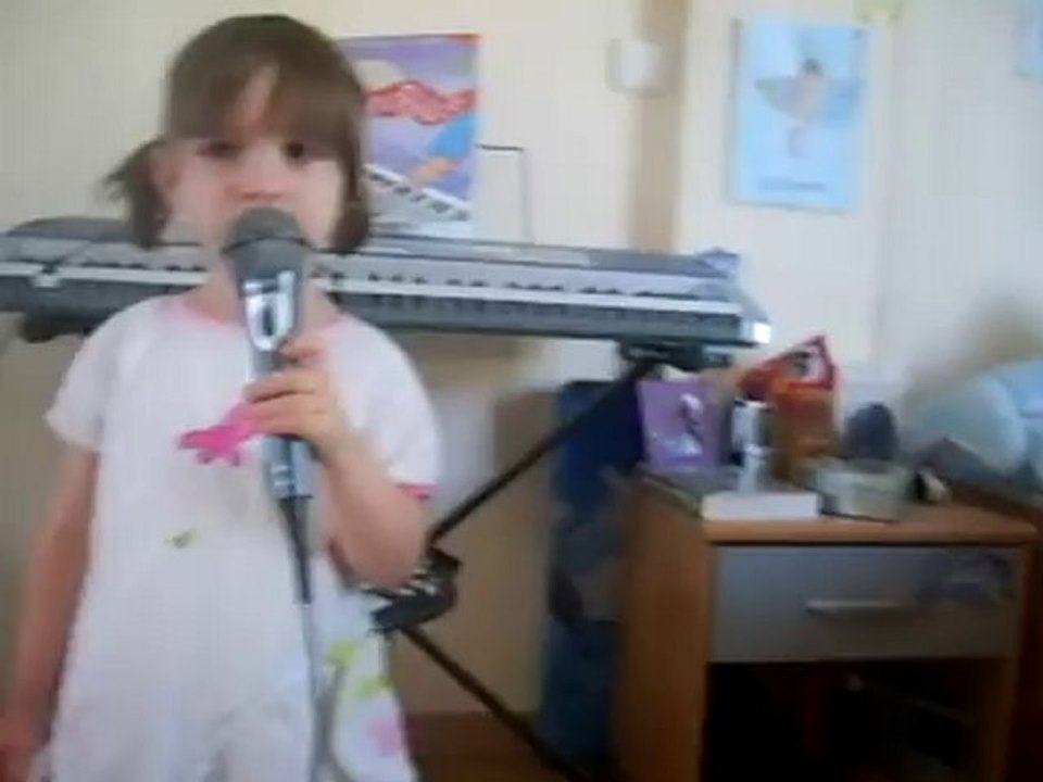 "Allo le ciel" des kid2kid par Théa 3ans qui fait la folle