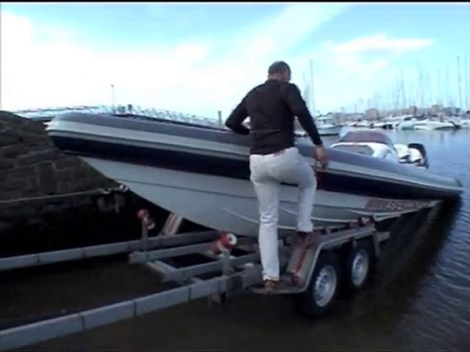 Mise a l'eau et relevage faciles d'un Revenger 29