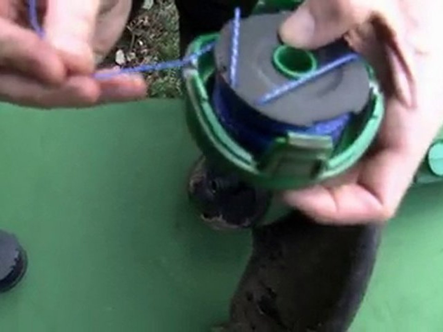 How to fit spool & line in your Black and Decker Strimmer - video  Dailymotion