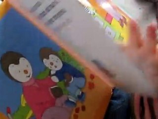 Lou ann lit son livre de t'choupi, (3 ans)