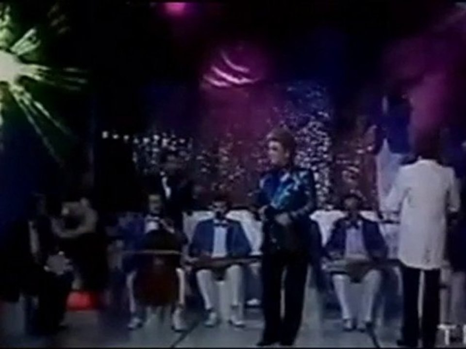 Elbet Gönüllerde Sabah Olacak - Zeki Müren