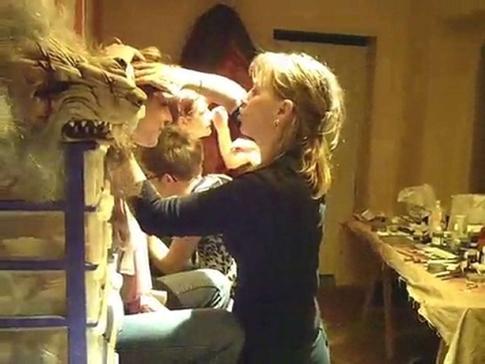 portrait of a weird society  maquillage et préparatifs