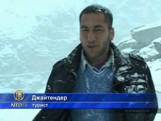 Снегопад перекрыл движение и порадовал туристов