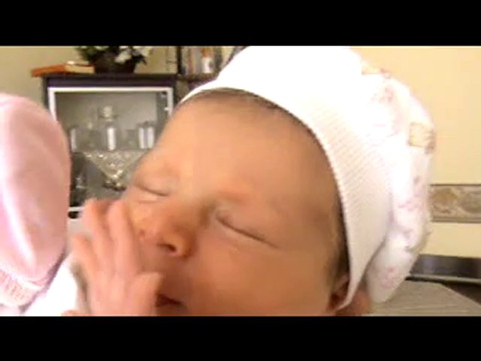 bebek böyle sevilir (ayşe ikra'yı severken)