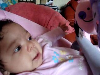 Kalie (2 mois) regarde ses doudous