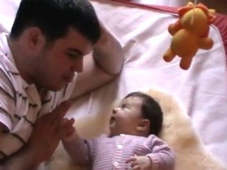 Amélie, 2 mois, roucoule avec Antoine