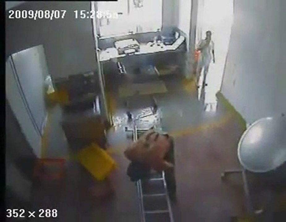 régis sur une échelle