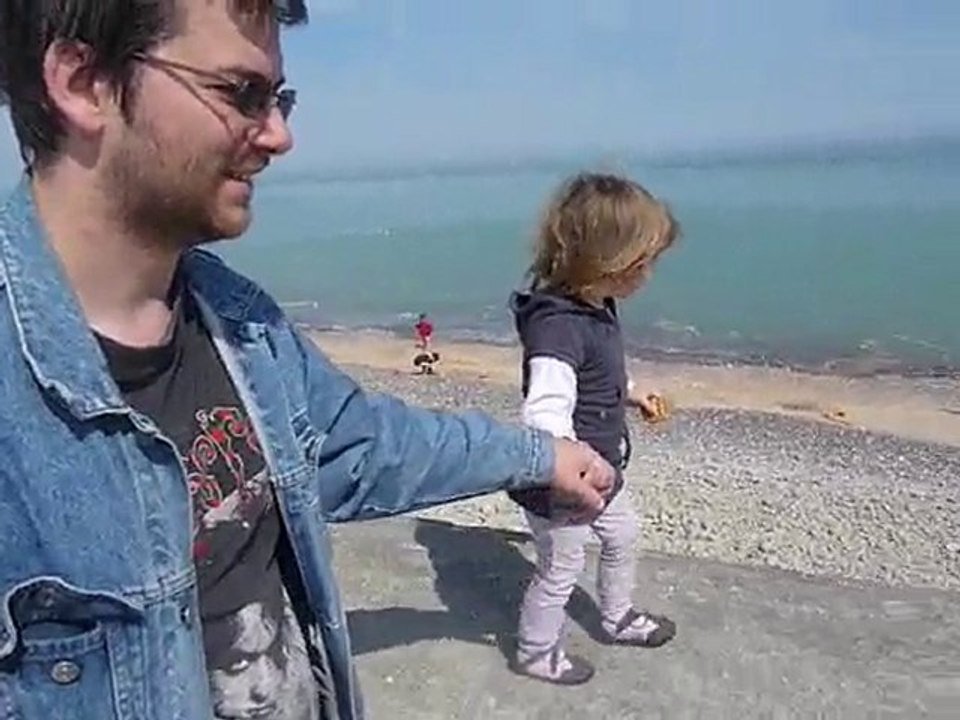 Normandie -  Lilith se balade au bord de l'eau avec  papa