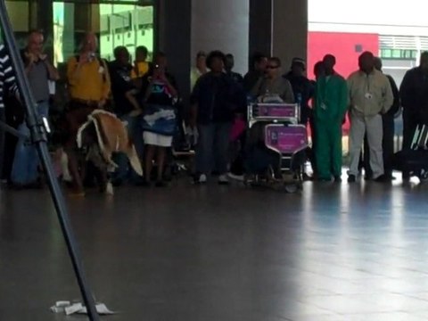 Χορός από Ζουλού στο αεροδρόμιο 2