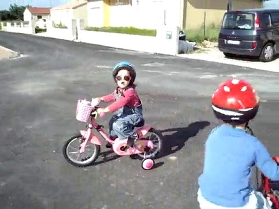 1ERE fois sur son velo pour Alice/Mai 2010