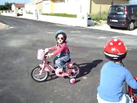 1ERE fois sur son velo pour Alice/Mai 2010