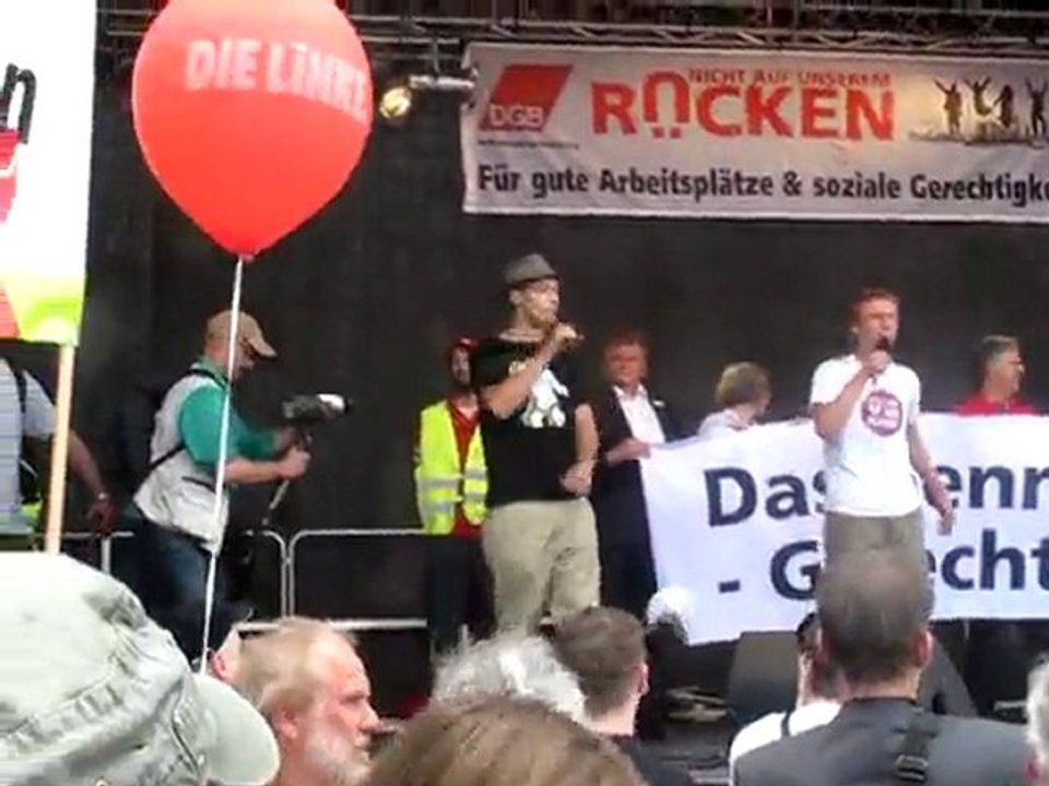 Conscious & Ezzcape (live @ Krisendemo Stuttgart 2010)