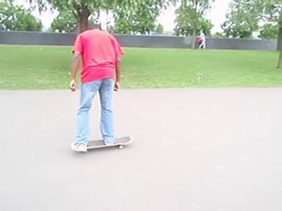 Brice Varial Heelflip au skatepark D'Ivry