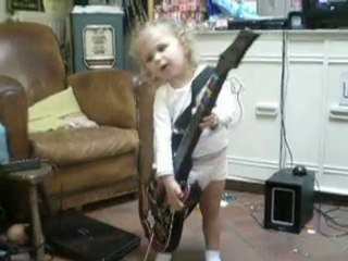 Elina future guitariste!!