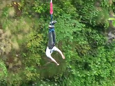 saut à l'élastique de GUI sur le pont napoleon 90m de haut