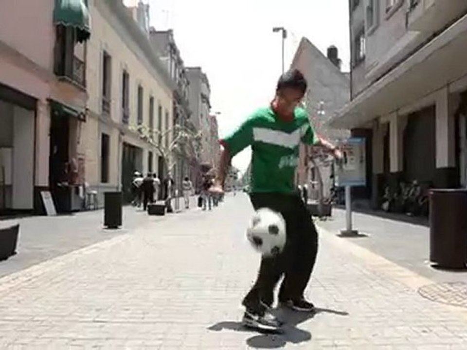 Volkswagen: Fansticial Ball tricks w/ Ramon Ramirez (HD)