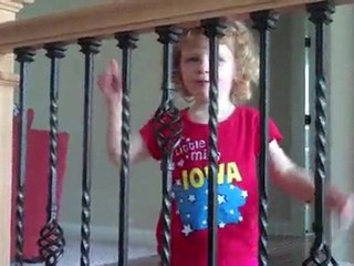 Alyssa récite son alphabet et compte