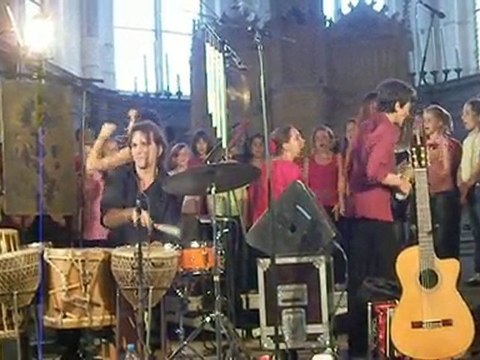 Chet Nuneta chante avec les enfants au festival Marsal 2010