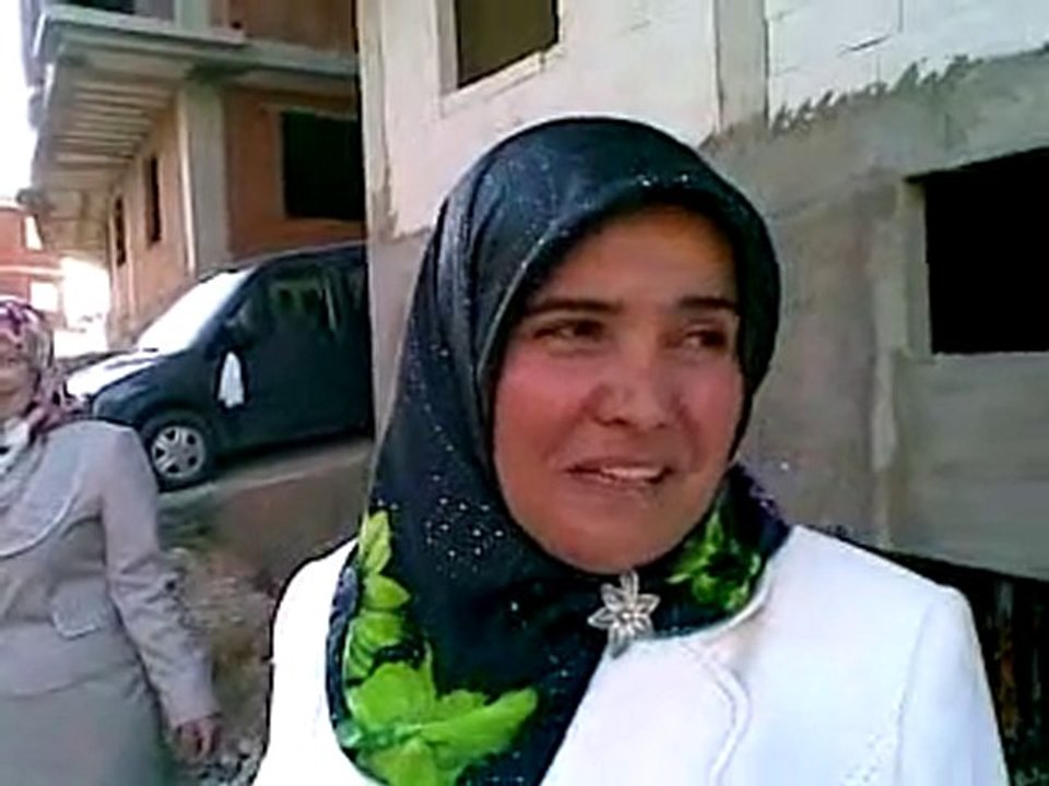 Damadın annesi Asiye Akdeniz kız evi önünde