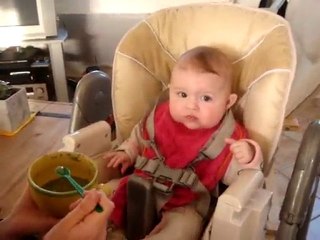 ZOE : MES PREMIERES BOUCHEES !