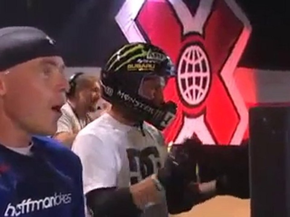 Anthony Napolitan fait un double front flip en BMX.