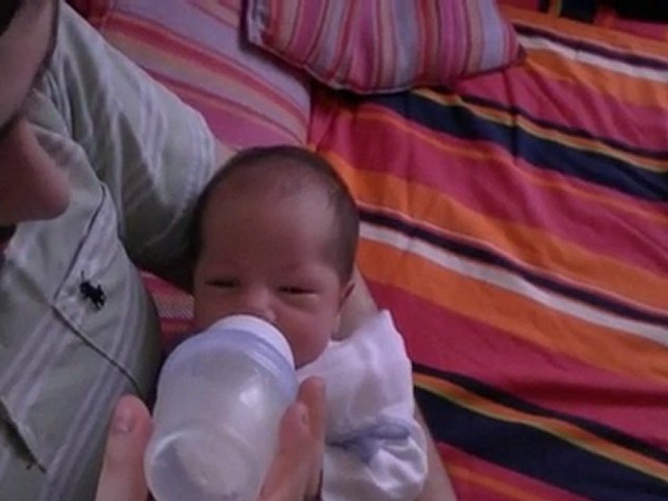 Chloé - 2010/03/31 - Papa donne le biberon