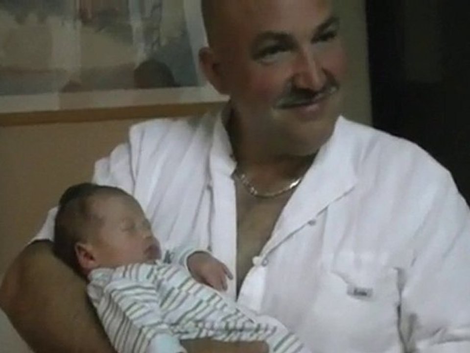 Chloé - 2010/04/02 - Dans les bras à papi