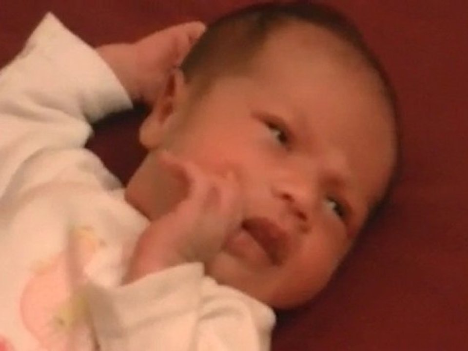 Chloé - 2010/04/02 - Papa masse les pieds