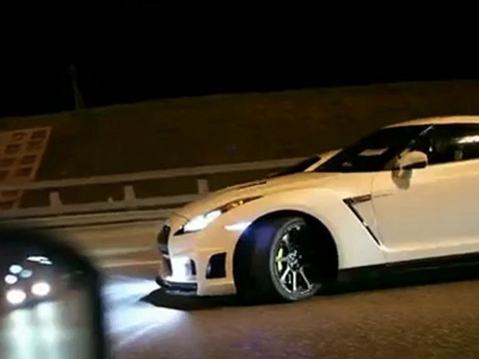 Bugatti Veyron vs Nissan GTR Yarışı