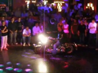Motos dans la discotheque !!!